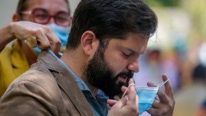 Chile: a 19 días de las elecciones, el  favorito Boric dio positivo de covid y complicó toda la campaña
