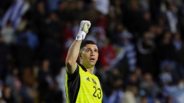 Emiliano Martínez fue la gran figura de la cancha en la victoria sobre Uruguay. 