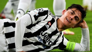 Dybala posa para la foto en la victoria por 4 a 1 sobre el Zenit ruso. Paulo es el capitán de Juventus. 
