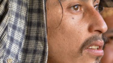 Elías Garay, en una de las fotos que le tomaron durante la ocupación mapuche. (Fuente: Facebook)