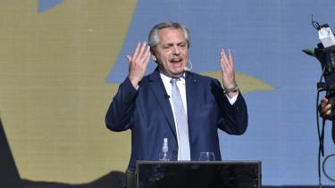 El mandatario nacional se mostró ofuscado cuando habló de Milei y Macri. 