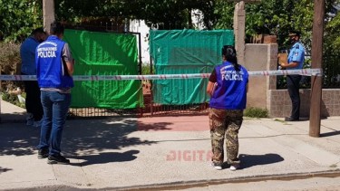 La policía de criminalística trabaja en el domicilio donde se produjo la agresión (Centenario Digital)