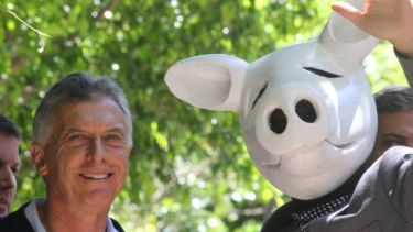 El expresidente Mauricio Macri votó y se sacó una foto con un votante usaba una máscara de chancho. 
