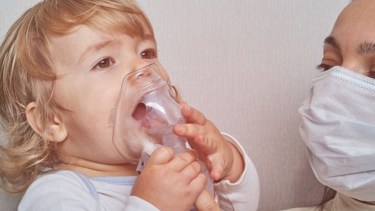 La neumonía debe ser controlada en niños y adultos mayores para evitar males mayores. Archivo.