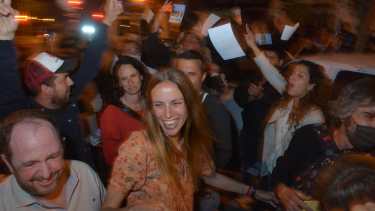 Los festejos no se hicieron esperar en el búnker de la calle Roca en la capital neuquina. Foto: Yamil Regules. 