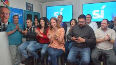 Tanya Bertoldi, junto a sus candidatos, celebrando la banca del Frente de Todos. (Yamil Regules).-