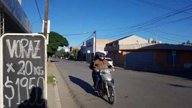Con un proyecto de ordenanza quieren establecer un único sentido de circulación para la calle Brown. (Foto Néstor Salas)