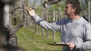 Muy personal | Eze Naumiec, viticultor y diseñador de momentos: «terminar el día con una copa de vino es celebrar la vida»