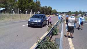 Con volanteada sobre la Ruta 22, retirados de la policía reclaman por la zona austral