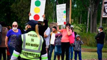 Los carteles reflejan el malestar y la incertidumbre que padecen en el lugar. Fotos César Izza