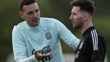 Scaloni y Messi en una de las prácticas de la semana.