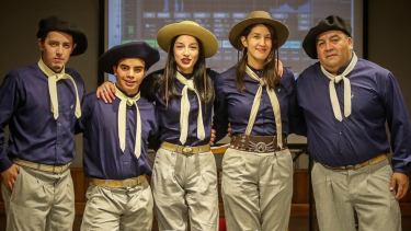 Sele (la segunda de derecha a izquierda) canta junto a la acordeonista Nahiara Ghent, el guitarrista Agustín Curapil, el bajista Franco Caroli y el manager y baterista Adrián Pérez.  