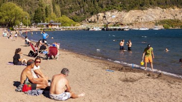 Turistas y residentes disfrutaron de la playa del lago Lácar en San Martín de los Andes. Foto: Patricio Rodríguez 
