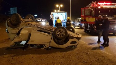 El vehículo quedó dado vuelta sobre el asfalto. Algunos ocupantes debieron ser rescatados por bomberos. Foto: Centenario Digital.