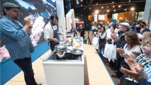 Pehuenia vivió una clase magistral de la mano de los chef Christophe Krywonis y Matías Tesoriero