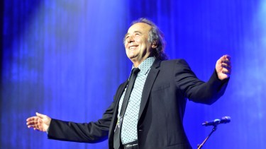 Buenos Aires: Aun con la voz de un cantor de 71 años -naturalmente esmerilada- y ya sin el trazo compositor que atizó al mundo desde los '60, el catalán Joan Manuel Serrat refrendó, en el inicio de su gira por la Argentina -a modo de celebración de sus 50 años en los escenarios-, la estatura artística que lo convirtió en una referencia para todos los cantautores de habla hispana.Foto: Ramiro Gomez