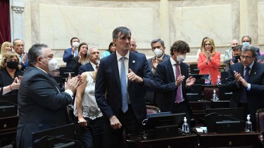 Bullrich fue despedido con un cerrado aplauso de pie por todos los senadores presentes en el recinto, y rodeado de sus siete hijos. Fotos: Comunicación Senado.