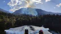 Imagen de El viento complicó el incendio forestal en cercanías de lago Martin, al suroeste de Bariloche