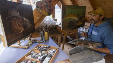 Héctor Toti Palmer nació y se crió en San Martín de los Andes. Desde niño lo apasionan el dibujo y la pesca. Fotos Patricio Rodríguez.