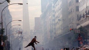 «Diciembre 2001»: La cuenta de Twitter que recuerda lo que ocurrió hace 20 años