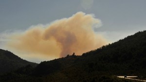 Incendios producidos por tormentas: dejar avanzar o atacar, el eje del debate