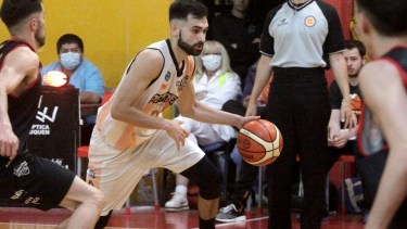Ávila fue una de las figuras de la cancha para Petrolero, en la primera final del Pre-Federal. Fotos: Oscar Livera
