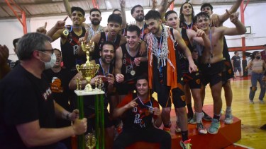 Petrolero levantó el trofeo en casa. Foto: gentileza Aguante Neuquén (Matías Subat)