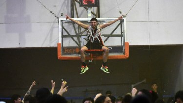 Frola cortó las redes en La Cueva. Momento inolvidable. Fotos: gentileza Aguante Neuquén (Matías Subat)