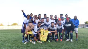 El plantel de Alto Valle. Ayer logró una gran victoria en el clásico y sigue con chances de clasificación en la zona Este de la Liga Confluencia. Foto: archivo 