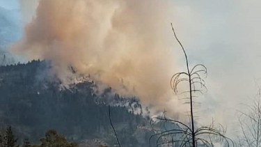 El incendio en Lago Puelo se originó en el cerro Currumahuida. Gentileza
