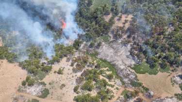 Así se veía el incendio de Aluminé , desde el helicóptero que lo sobrevoló. (Foto J. Lara / Radio Chos Malal).-