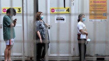 Largas colas para hisoparse en la ciudad de Buenos Aires. 