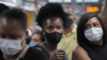 En Brasil ya confirmaron cinco casos de la variante ómicron. (Foto: AP)
