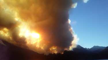 El incendio en Lago Martin, fuera de control. Foto: gentileza