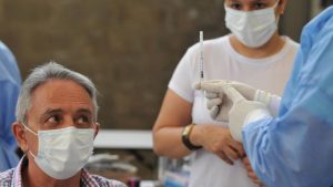 Ómicron se propaga más rápidamente y las vacunas son menos efectivas, según la OMS