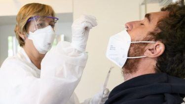 La variante Ómicron presentaría síntomas más leves de los conocidos entre las personas vacunadas.-