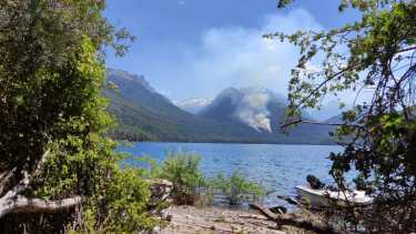 Los guardaparques del área Steffen divisaron las columnas de humo el martes luego de la tormenta eléctrica, en una zona intangible de lago Martin. Gentileza