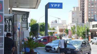 Desde las estaciones de servicio se alertó por posibles desabastecimientos a raíz del extenso congelamiento de las naftas. (Foto: Yamil Regules)