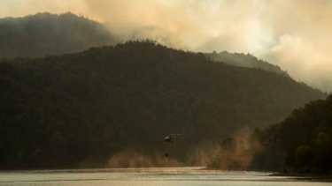 El incendio en la zona El Pedregoso, a 8 kilómetros de El Hoyo, comenzó ayer a las 18. Foto: archivo