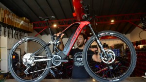 Las bicicletas eléctricas ganan espacio en la cordillera