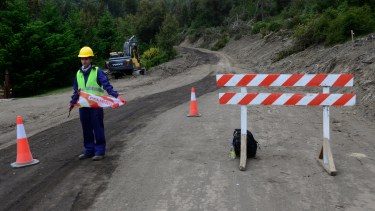 La empresa CN Sapag resultó adjudicada con la obra de asfalto de la ruta provincial 65 y comenzó hace pocos días con los trabajos y los cortes que causaron el descontento de la población de Villa Traful. (Foto: Chino Leiva)