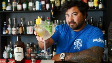 Luciano López dice que la medida justa para un buen gin tonic es 30% de gin y 70% de tónica, a los que se suman rodajas de cítricos deshidratados como parte del garnish. Foto: Chino Leiva 