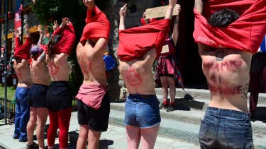 Las manifestantes se expresaron frente a la Municipalidad de Bariloche para reclamar recursos para apagar el incendio forestal. (foto Alfredo Leiva)
