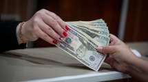 Imagen de El dólar blue bajó un peso y el Central gastó u$s 160 millones de reservas para bajar el oficial