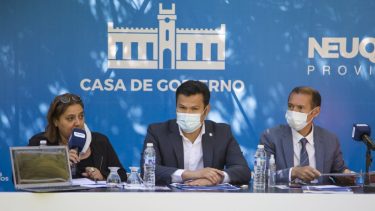 Gutiérrez, Llancafilo y Flutsch hicieron anuncios sobre cómo se prepara la Provincia para garantizar el anuncio de clases. (Gentileza Gobierno).-