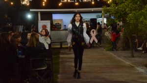 Colores, música y danzas en el desfile a beneficio de un centro de prevención de cáncer
