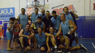 Frutas Roberts prevaleció en la prórroga 63 a 57 ante Mundo Cristal y se adjudicó el título de campéon en el Comercial que se juega en Roca. Foto: Gino Avoledo