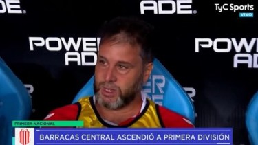 De Paoli se emocionó al lograr el ascenso con Barracas. 