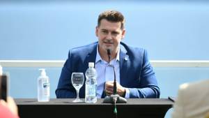 Hay mejorías en el estado de salud del ministro Deco, señala hoy el parte médico