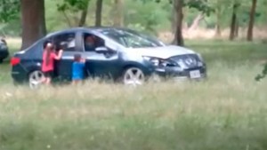 Detuvieron a una pareja que bajó a sus hijos del auto para tener relaciones sexuales